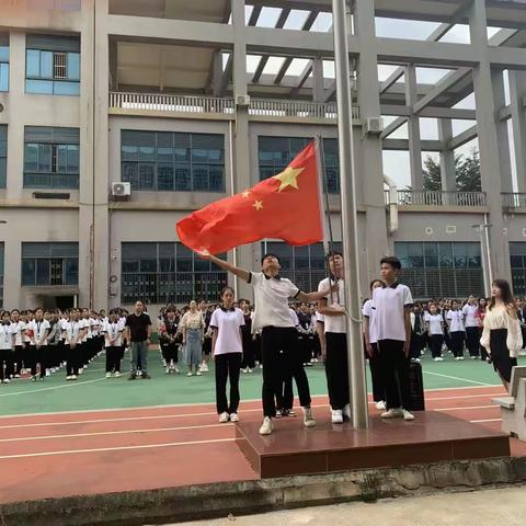 下来是。海口华健幼师职业学校。第七周早会。的升旗仪式。