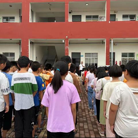 因为你今天在努力学习，健康成长，所以，你的前途一片光明！老师为你的进步喝彩，为你的成长祝福！🎊🎊🎊