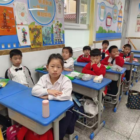 淮西小学南校区一年级鲨鱼公园STEM主题课程《浮沉子》课堂剪影