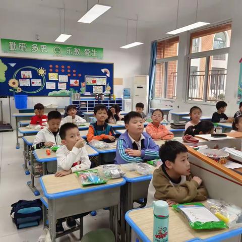 绿地小学三年级鲨鱼公园STEM主题课程《螺旋桨小车》课堂剪影