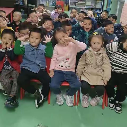 美好的一周结束啦，一起来看看本周的精彩生活吧《爱心❤幼儿园苹果🍎班小可爱上线啦》✌️✌️