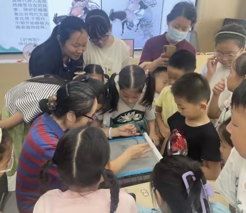 “龙城小脚丫”行走的课堂，走近非物质文化遗产--水墨刺绣