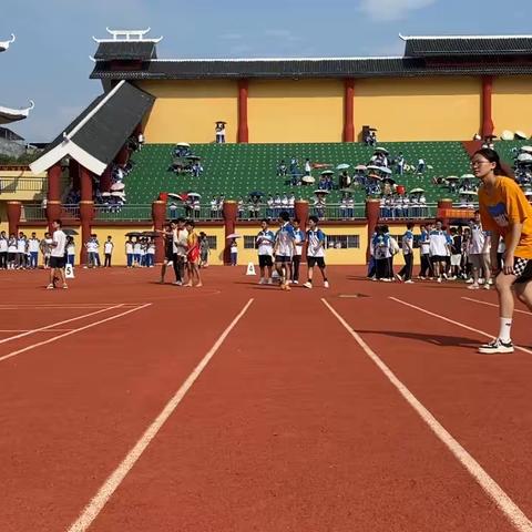 江华瑶族自治县第一中学第八届学生运动会。运动员们精神饱满，斗志昂扬，服从裁判，规范参赛，拼出成绩，赛出风格