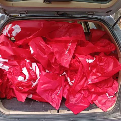 王益城管集中拆除沿街违法拉挂的横幅