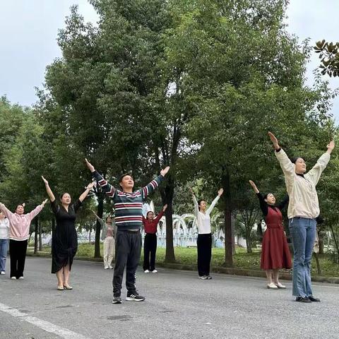 快乐工作，健康生活——吴山镇中心学校教师工间操训练如火如荼