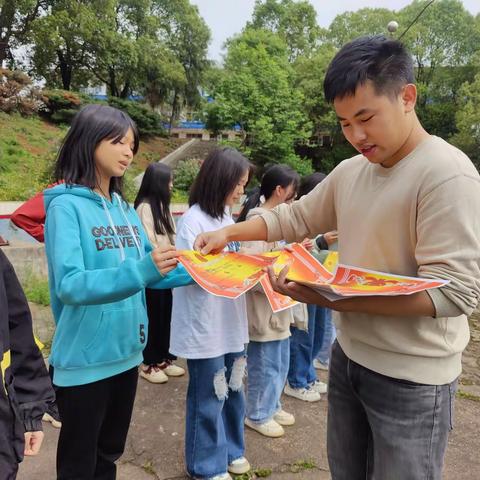 期中表彰树榜样    砥砺少年勇争先