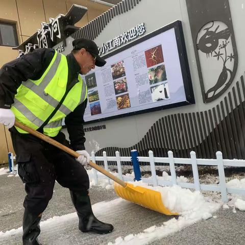 最美下雪天，最暖扫雪人