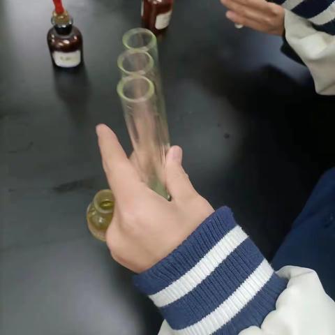 (2)醇的氧化反应实验内容现象解释或化学方程式乙醇+稀硫酸+重铬酸钾呈绿色乙醇被重铬酸钾氧化，重铬酸钾被还