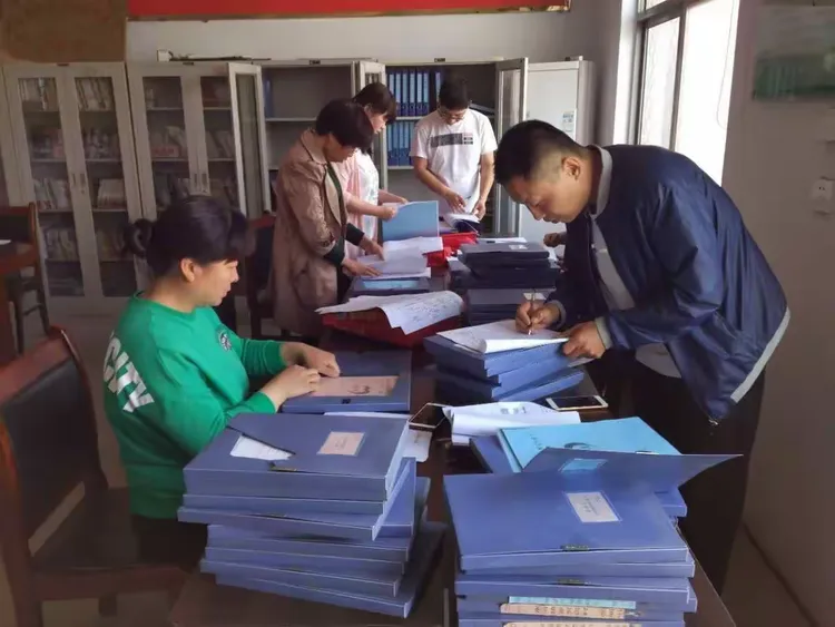 认真核对贫困户档卡，详细了解每户的困难并加以帮扶。