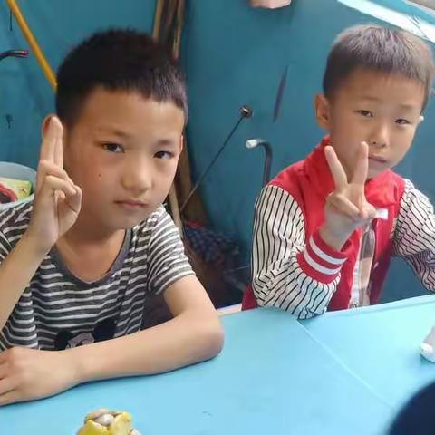 一年级一班作品已发一件。亲子作品领成绩报告单的时候再发！