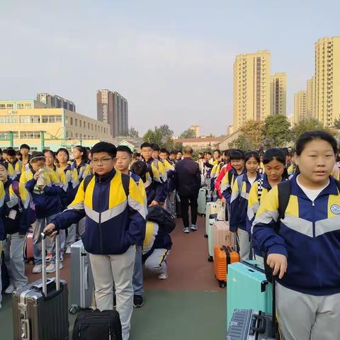 繁荣路学校初二全体同学赴综合实践基地学习活动开始啦！