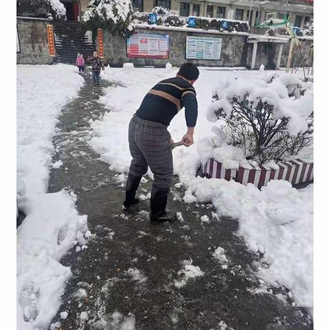 温情融积雪  爱意满校园——致雪后清扫积雪的园丁们