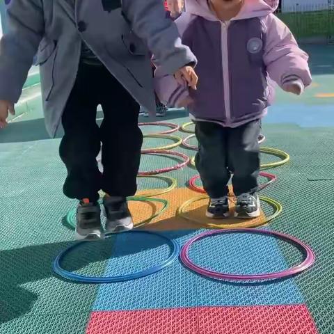 东北营幼儿园之呼啦圈一物多玩