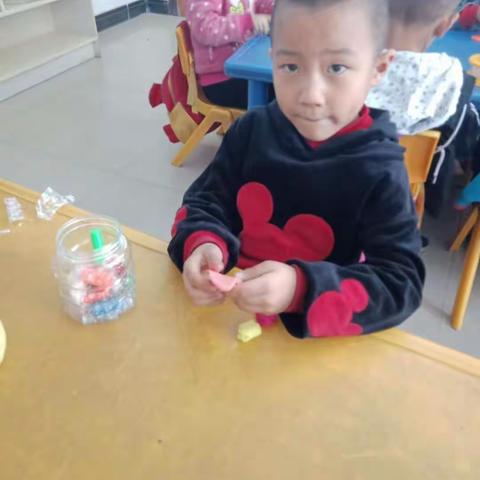 蓝天幼儿园【快乐迎中秋，巧手做月饼