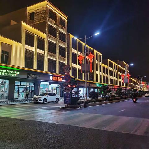 【夜景】昔日默默无闻农村小集圩——茂名市茂南区金塘墟。在实施乡村振兴战略催生中，正在兑变，化茧成蝶。