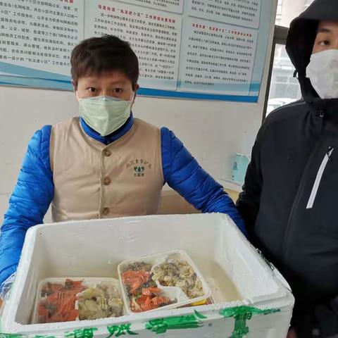 心连心，抗疫情 小区业主为值班人员送来暖心饭菜