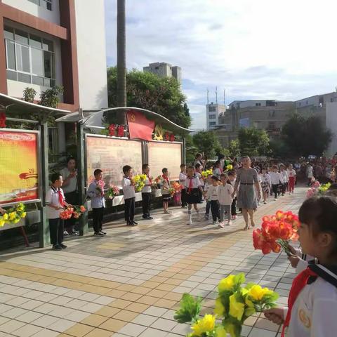 文山实验小学南校区2018级新生入学 快乐成长 翱翔边际