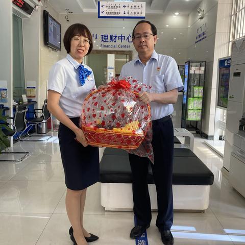 栗建国副行长赴兴隆东街支行进行“力量时刻”激励