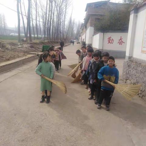雷锋精神记心间  全心全意为人民——洪岭小学学雷锋活动总结