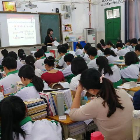 海南省高中英语教研员正高级教师卓俊斌老师莅临我校指导高三备考工作
