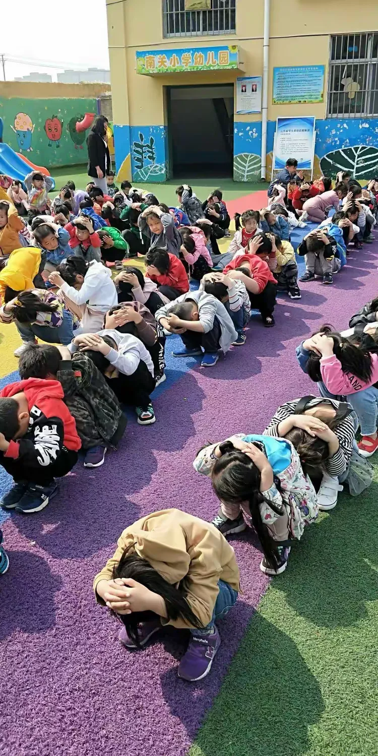 梁山县南关小学举行"5.12防震疏散"演练活动