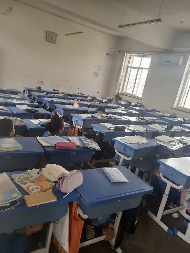 梁山县南关小学举行"5.12防震疏散"演练活动