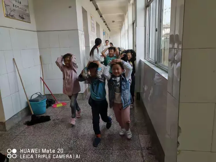 梁山县南关小学举行"5.12防震疏散"演练活动