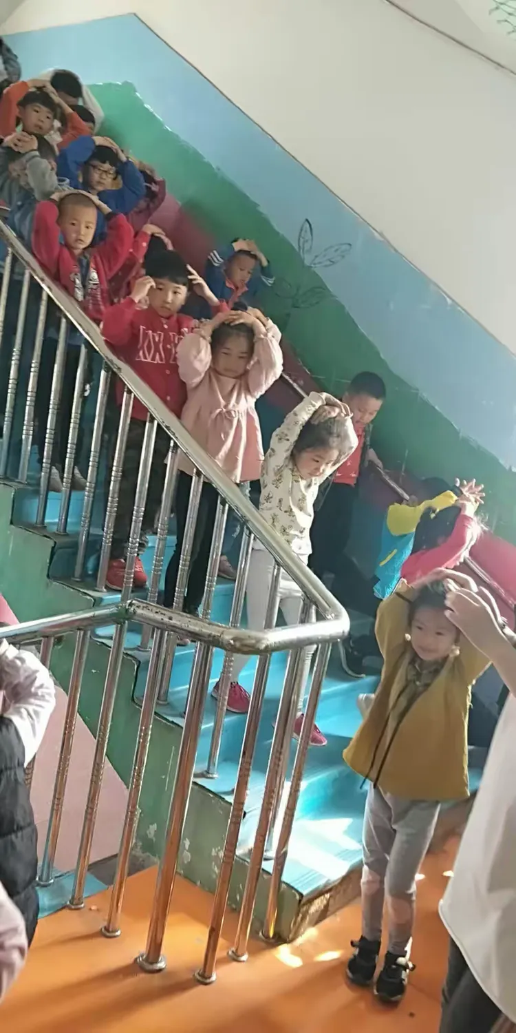 梁山县南关小学举行"5.12防震疏散"演练活动