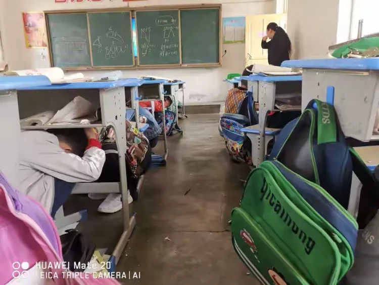 梁山县南关小学举行"5.12防震疏散"演练活动