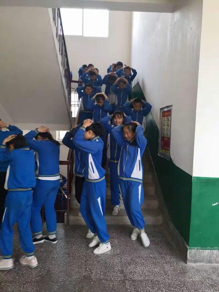 梁山县南关小学举行"5.12防震疏散"演练活动