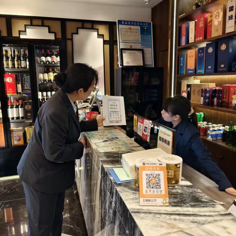 园区娄葑农行积极宣传整治拒收现金行为  发放零钱包服务周边商户