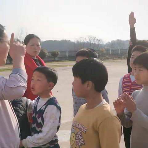 绿色行动，我们一起出发--洗马镇柏树小学开展植树活动