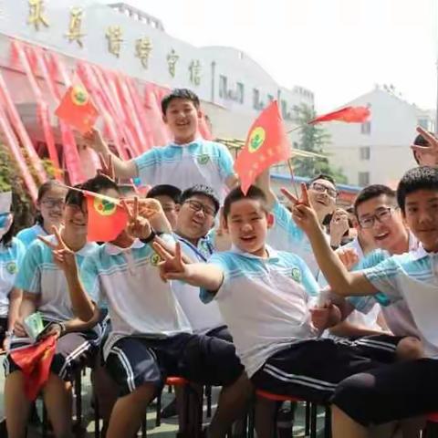 Holding the compass , running to the sun.把握方向 向阳奔跑 八年级英语组六月份工作总结