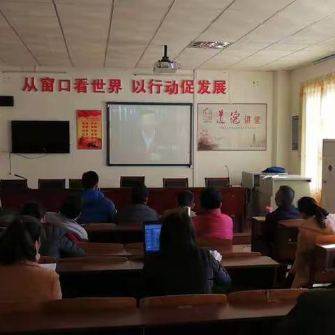 路溪学校组织师生收看改革开放40周年大会