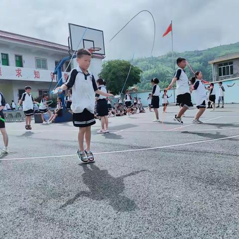 凝心聚力展风采   趣味运动强体魄——“强国复兴有我”长平乡落星小学趣味运动会