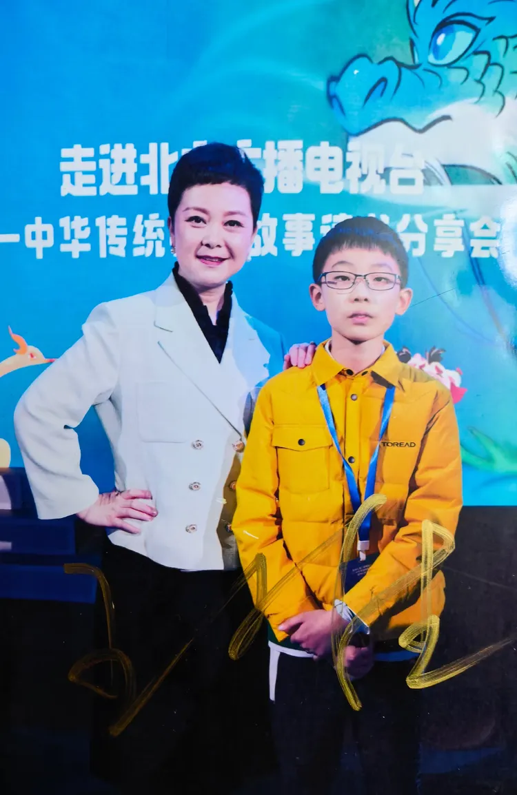 与主持人王小佳合影留念