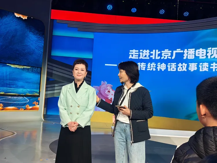 与北京电视台主持人王小佳合影的签名照与主持人王小佳合影留念