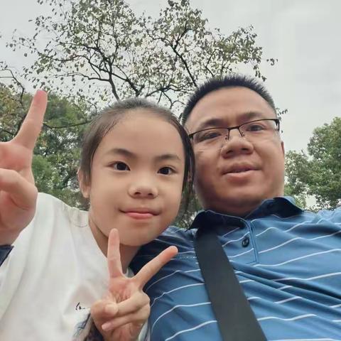 国庆中秋双节至，万家团圆举国欢          ——百花小学 四3班  胡思怡