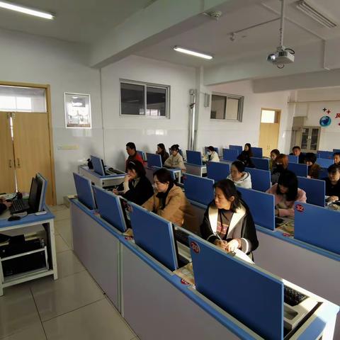 电化教育实效培训  信息技术带动课堂