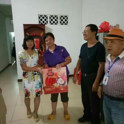 新建社区践行“两学一做”，中秋节前夕帮扶社区贫困户