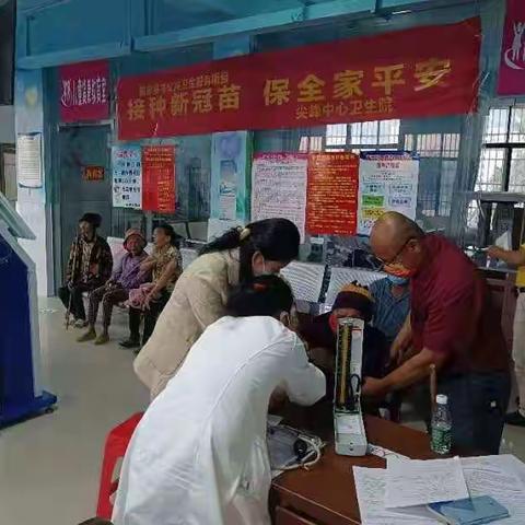 （以身作则、带头示范、做好表率）：尖峰镇党委书记“零距离”贴心服务群众