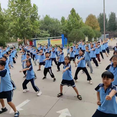 诵经典国学 舞中华武术高邑县大夫庄学校《弟子规》武术操表演