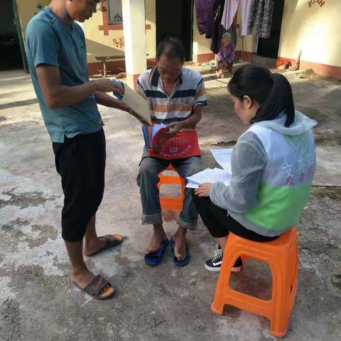 天涯区高峰片区社会工作综合服务站社工进行低保户家访