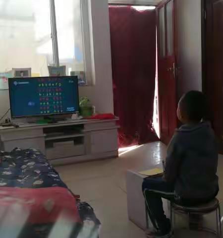 油寨联合小学学生积极观看空中课堂！