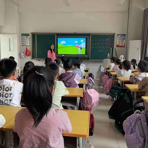 “听课中收获，评课中成长”云龙小学听课评课活动