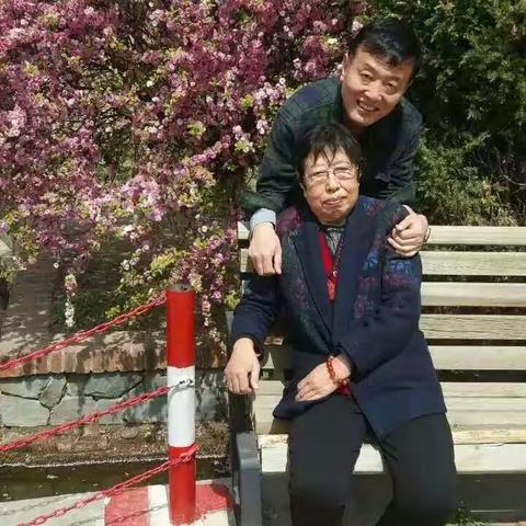 儿子朋友圈发的家人照片