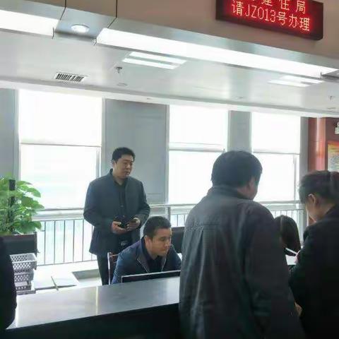 我局杨晓军副局长前往政务服务园区中心检查指导工作，并参与“局长驻窗口”活动