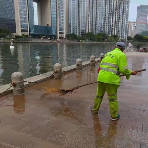 披星戴月归，晴天一身灰，雨天一身泥！ 向环卫工人致敬