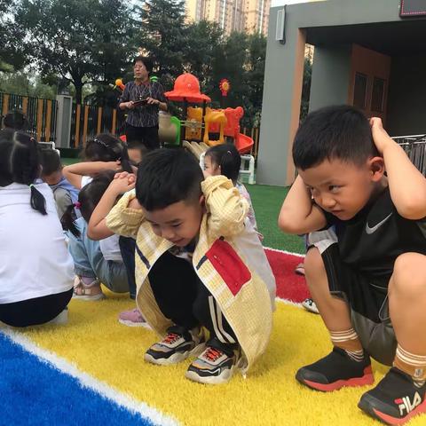 防踩踏勤演练，筑好安全防线——馨乐臻幼儿园开展防踩踏演练活动