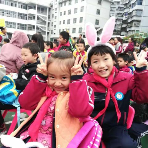 二年一班，团结如山，活力超长，一班最强！